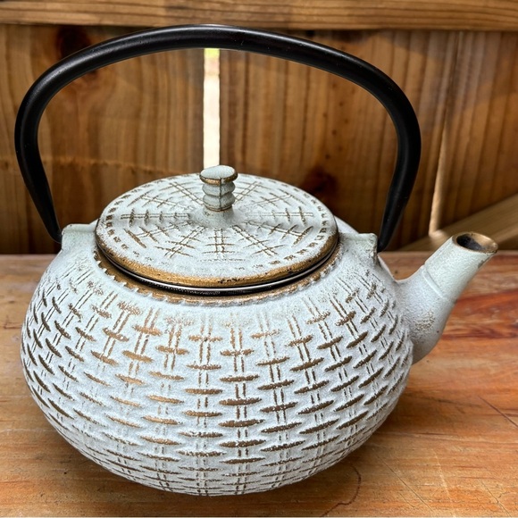 Tetsubin Japanese Style Cast Iron Tea Kettle Black Enamel Interior & Strainer - Picture 2 of 8